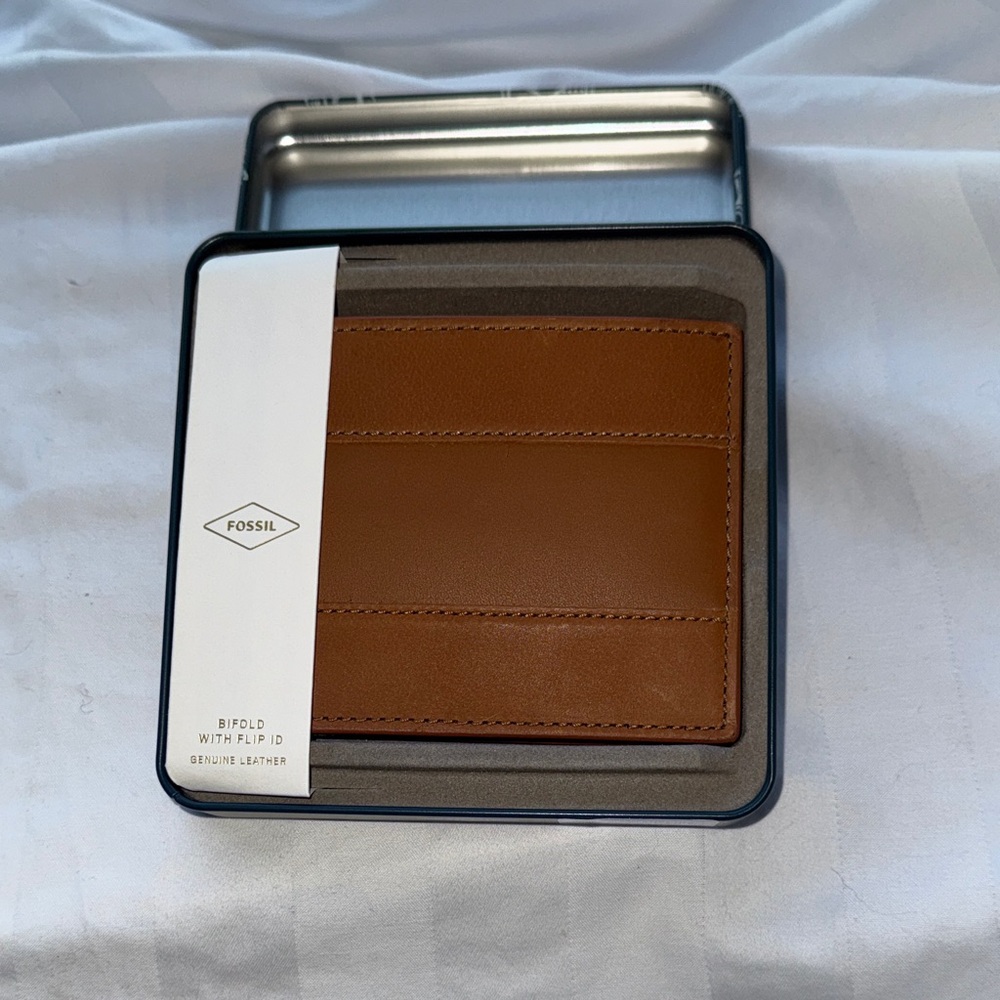 NWT - Men’s Fossil Brown Leather Bifold Wallet with metal case